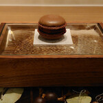 ラチュレ - 毛皮が敷かれたボックスの上にマカロンが…ジビエ料理がスタートするという実感がわいてきます。