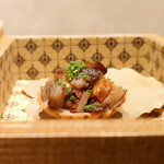 ラチュレ - 猪のベーコン、平茸、根セロリのタルトレット