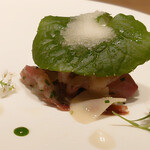 ラチュレ - 綺麗な水の中にいた鯉。クセはなく綺麗な身の刺身という感じです。環境の良さが伝わります。