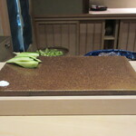 寿司つばさ - 寿司台に胡瓜と塩