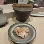 寿司つばさ - カウンター上のガリは自由に