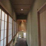 寿司つばさ - 化粧室アプローチ