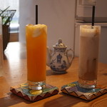 キッチン＆コーヒーCACTUS - オレンジヨーグルトジュースと、カフェオレ(右)