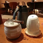 kyoutoishibeikoujimamecha - お茶や漬物が置かれています