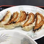 Chuugokuryourinomise Bikku Chaina - メインの餃子は5個入り。焼き色が良く美味そう♪