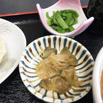 Chuugokuryourinomise Bikku Chaina - ザーサイはコリコリっとした食感で美味しいですな。さすが中華料理屋さんです。
      漬物も付いておりますよ。