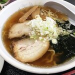 中国料理の店　ビックチャイナ - ミニラーメンは15cmほどの大きさのどんぶりに入って提供。具材はチャーシュー・メンマ・わかめ。