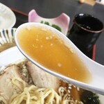 中国料理の店　ビックチャイナ - スープは醤油ベースのあっさり系。少し薄いかなぁ。
