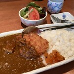 庭 - 「カレーライス（ササミチーズカツ）」780円也＋税。