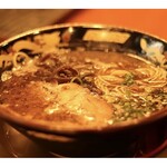 博多ラーメン ガツン - 黒ラーメン(マー油入り熊本豚骨)