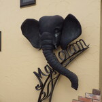 マジョラム - 入り口横には象さん