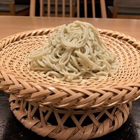 汐見 - 蕎麦
                    群馬県の赤城深山ファームの良い蕎麦畑の一画を買い上げ、そのそば粉の10割蕎麦、喉越し良く噛むと香りがゆっくりと追いかけてきます。
                    蕎麦つゆも出汁の香りと風味が感じられ、この蕎麦にとても合います。