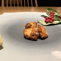 汐見 - 河豚の唐揚げ
                    揚げたて熱々をハフハフと、う〜ん美味しい♪
                    下味が良くそのままでも美味しいのですが、レモンを一絞りするとまた違った味わいです♪