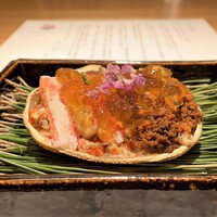 汐見 - 秋田県産せいこ蟹
                    こちらでもこの日がせいこ蟹は最後とのこと、滑り込みセーフのようで嬉しい。
                    上にかけた三杯酢のジュレの味わい良く、身も内子も外子もたっぷりでいい味です♪