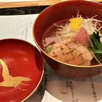 汐見 - 蕎麦がき椀
                      鴨の脂の良い出汁が出てます！
                      細かく砕いた蕎麦がきは泡の様にふわりと甘みも良く、鴨の滋味深い味と共に消えてしまいます。
                      白髪ネギがシャキシャキ、鴨肉を噛むのと同時に食感の良さが際立ちます♪
