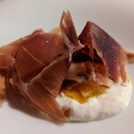 （h）etta - ストラチャテッラ、夏みかんのママレード、ハモンセラーノ