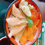 海鮮丼がってん寿司 - サーモンといくら丼