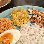スリランカプレート（1250円）+カレー追加（300円）+ゆでたまご（フル 50円）
