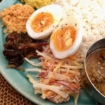 コジコジ - スリランカプレート（1250円）+カレー追加（300円）+ゆでたまご（フル 50円）