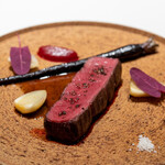 レストラン オオツ - 2021.1 北海道大雪山産蝦夷鹿ロースト セルフィーユの根 黒人参 ビーツのピュレ