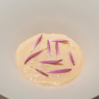 レストラン オオツ - 2021.1 富山産ズワイ蟹のスープ（アボカドのムース、トマトのゼリー、ズワイ蟹のエスプーマ、菊の花）