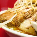 ラーメン二郎 - 豚の厚み