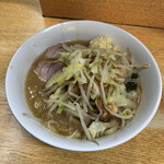 ラーメン二郎 - ラーメン 780円　麺半分 ヤサイ少な目にんにくアブラちょっとで
