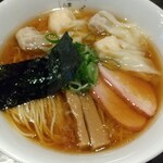 八雲 - 特製ワンタン麺ハーフ黒だし