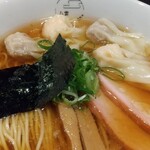 八雲 - 特製ワンタン麺ハーフ黒だしアップ