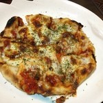 Itaria Shokudou Itsuki - へしこピザ。へしことトマトソースとチーズが合わさった絶品です。
