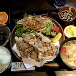 Itsumon Toko - バランスの良い定食です。
                右上にはポン酢、カラシ付き。