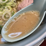 Ramen Yamaokaya - オイリーで旨味たっぷりの豚骨醤油スープ
