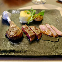 レストラン・パッション - 暖炉で焼き上げた3種のお肉の盛り合わせ　牛肉、仔羊肉と鴨肉。