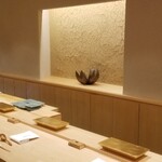 Sushi Ueda - 店内装飾
      檜のカウンター、背面の壁は淡路島の土を漆喰仕上げにしたものだそう。
      毎年、少しずつ部分改装してより寛げる空間の演出をしているそうです