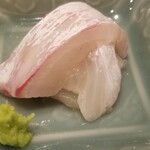 Sushi Ueda - (02)真鯛(兵庫県明石産、根付、朝7時〆)軽めのヅケ
                        12時間？と思ったら5時間寝かせ
                        漁場が近いので熟成はしない方針
                        コリッ感が強く活かっていたが旨みしっかり
                        根付きは海老や蟹を食べるので味が濃い