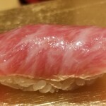 すし うえだ - (14)本鮪大トロ(青森県大間産、延縄、やま幸)
            腹上一番のみを仕入れるというだけあり、綺麗で脂のりの良い大トロでした
            本鮪らしい酸味が、脂の旨みと薫りを引き立てます