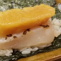 すし うえだ - (05)炙り帆立(北海道産)と自家製生唐墨(兵庫県坊勢産)の海苔巻き
                    自家製生唐墨が主役で丁寧な塩抜きで甘みが際立っており、芳ばしい炙り帆立の旨みが脇役となっています