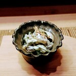 すし処 みや古分店 - 肥前赤クラゲの胡麻酢和え。酢で〆たクラゲの胡麻和え、歯ごたえが良い