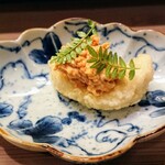 すし処 みや古分店 - 白甘鯛の天ぷらに肝おろし、木の芽を添えて