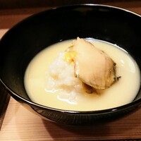 すし処 みや古分店 - 先付けは、うずめ大根、出汁で煮た大根の上に白味噌のお粥をかけ、薄切りにした蒸し鮑