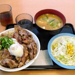 松屋 - お肉たっぷり焼き牛めし豚汁生野菜セット（元祖旨辛ダレ）　大盛　880円