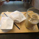 ハリッツ - 木のお盆に乗ってきます