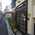 ハリッツ - 外観。民家で、入り口は引き戸です。