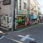 ハリッツ - 慶應堂さんに向かって左の路地（自販機の列の方）を入ってすぐです