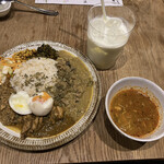 胡粋 - SP3種盛りカレー with塩スパイス玉子
                                タイ風スープ　カラマンシーラッシー