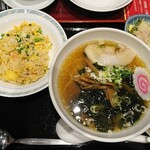 天府 - 半カニ炒飯と半ラーメンセット