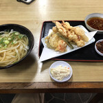 あずみうどん - かけうどん330円　天ぷら盛り合わせ500円