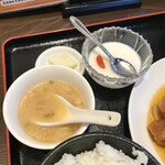 台湾料理 太和菜工坊 - 味噌スープと杏仁豆腐。
            美味し。