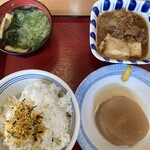 明石鳥羽食堂 - 牛すき煮・おでん・大ご飯はん・味噌汁