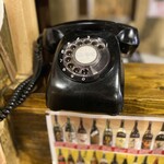 炭火焼 西垣鶏 - カウンターにある黒電話（現役です）